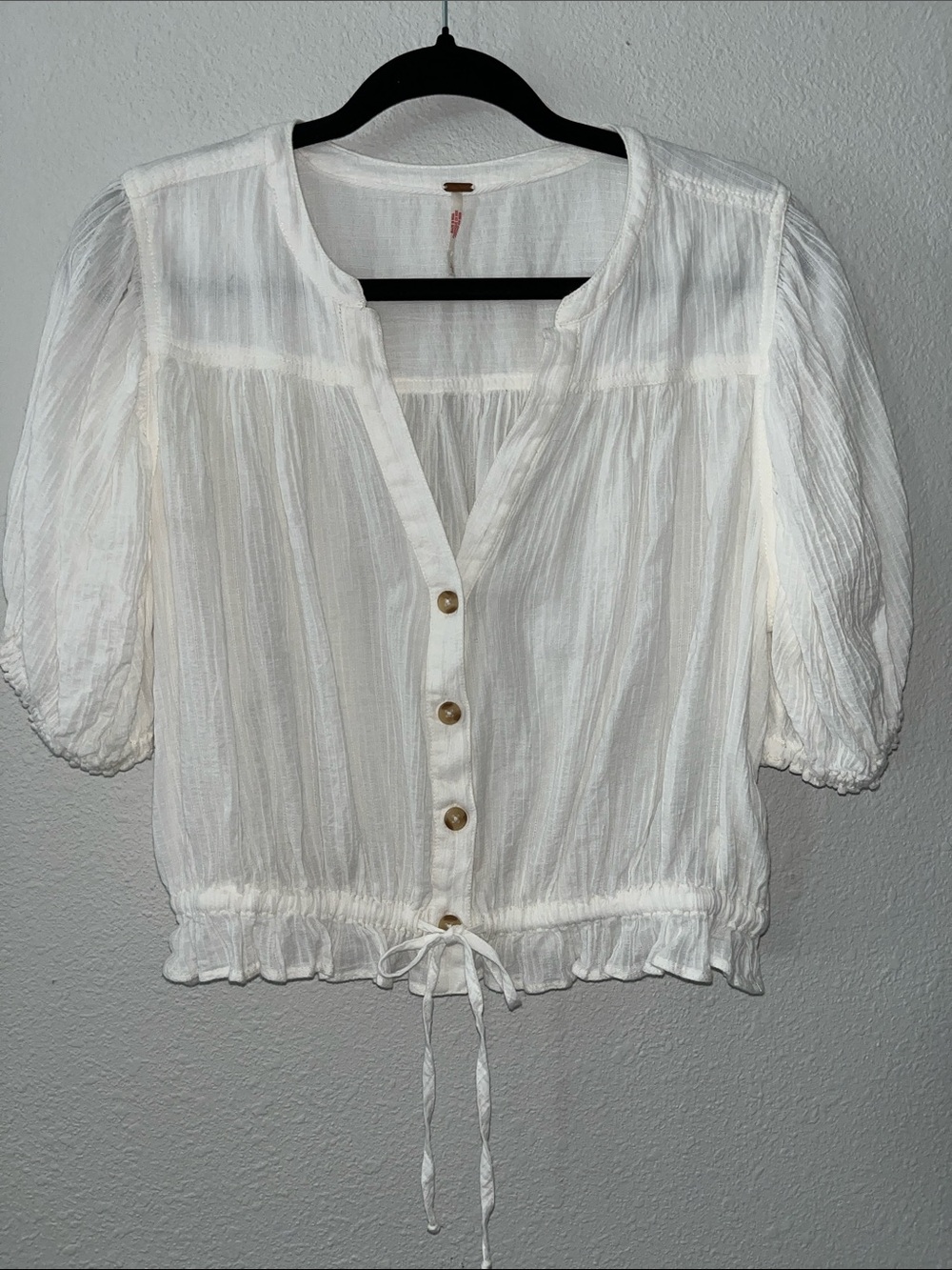 Free People White Button-Front Peasant Blouse with Drawstring
Puff sleeves
Sz L